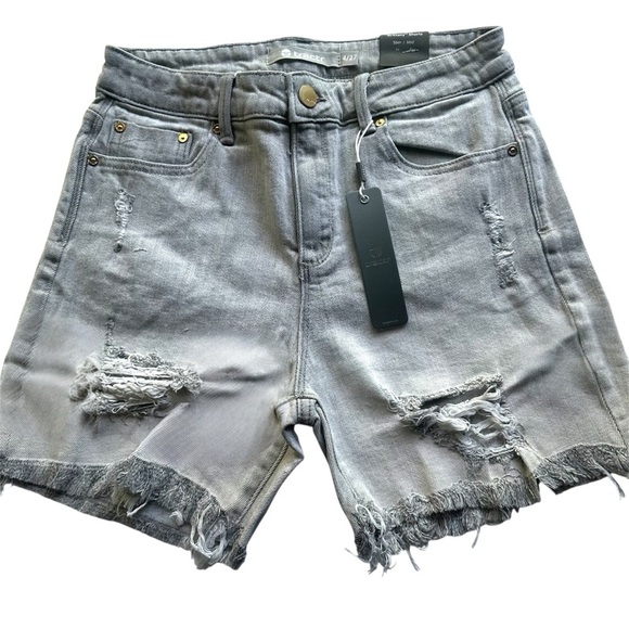 Tractr Women’s Brittany Slim Fit Mid Rise Gray Distressed Jean Shorts Size 4 NWT - Picture 1 of 10